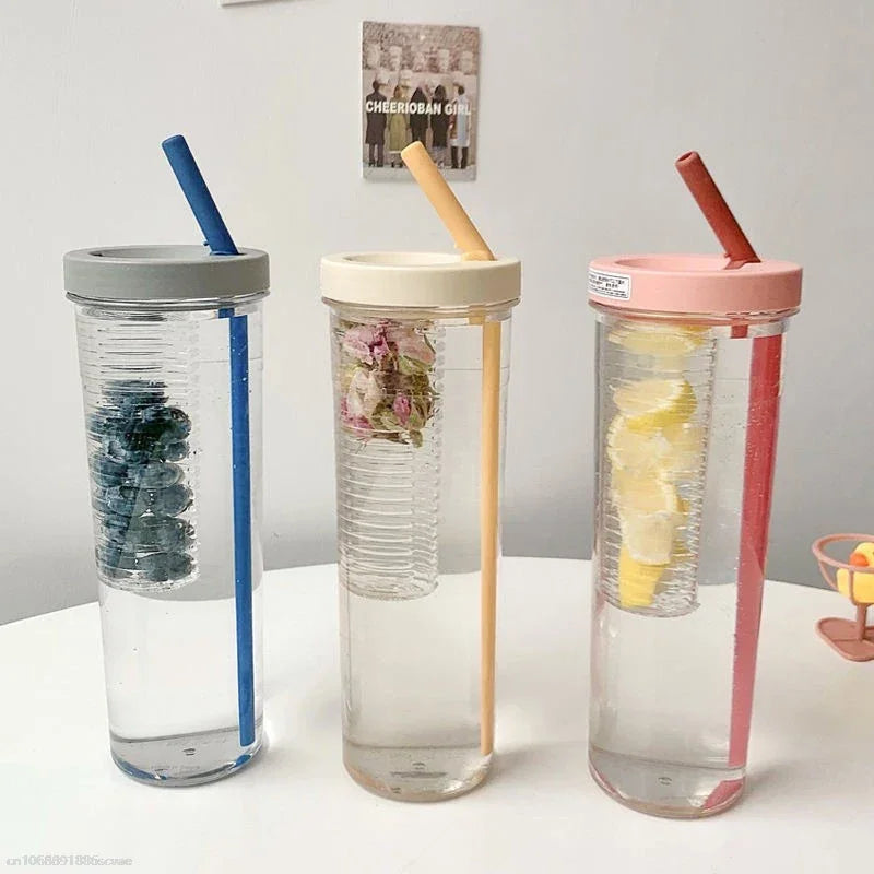 Gourde en verre avec paille à myrtilles