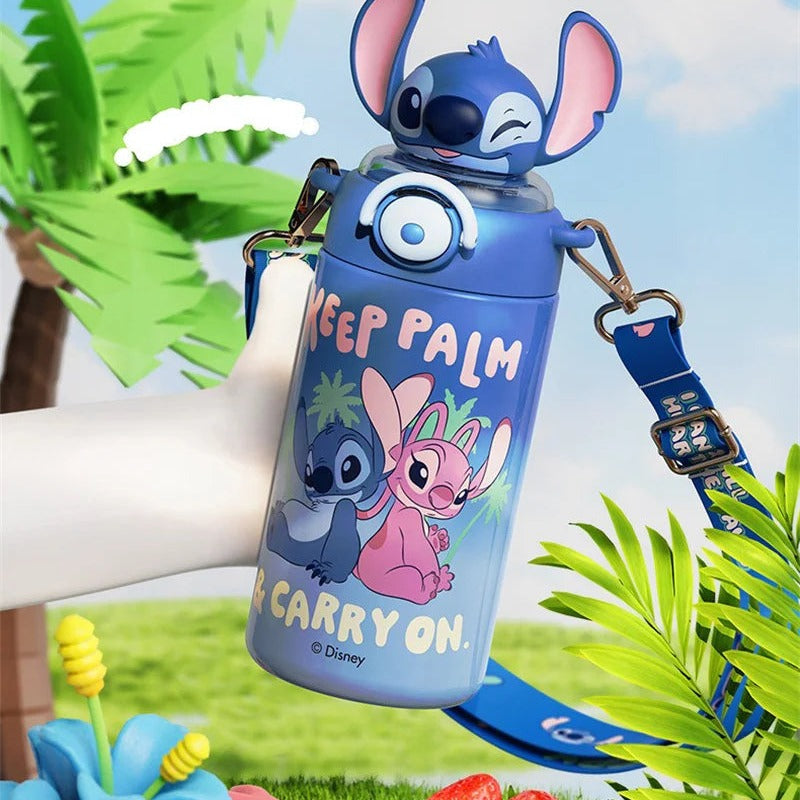 Gourde Stitch inox tenue en main en extérieur avec sa bandoulière, ambiance tropicale