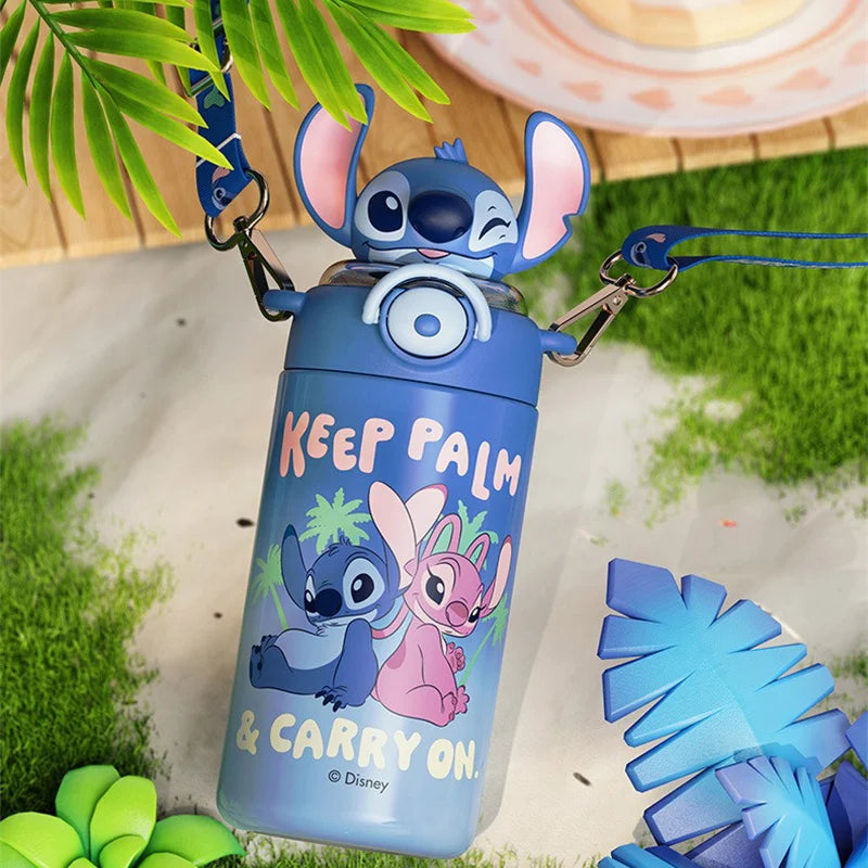 Gourde Stitch inox suspendue par ses sangles, figurine Stitch sur le couvercle, univers Lilo & Stitch